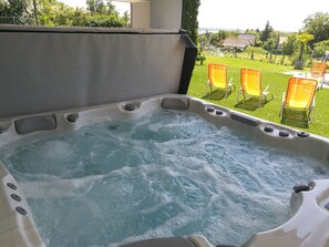 Bain à remous extérieur