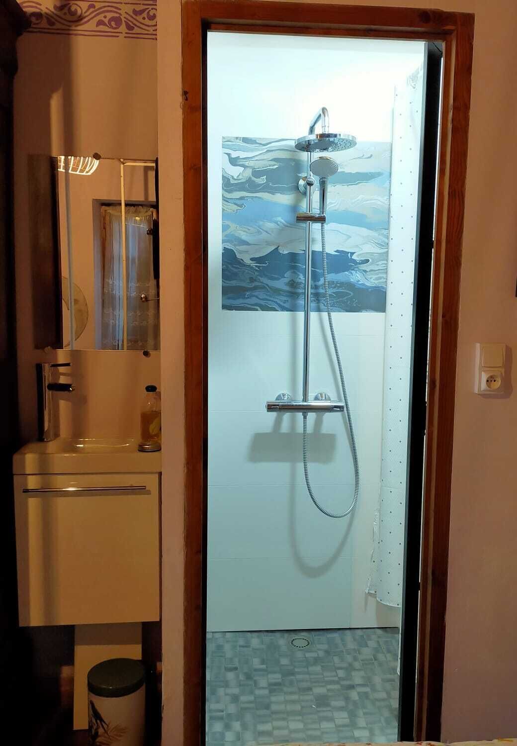 Een douche, een haardroger, zeep, shampoo