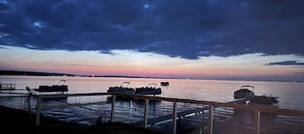 North View Cabins #1 - Comfortable 2Bed/1Ba Cabin with Private Deck on the Lake!