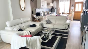 Smart TV, books, stereo, offices