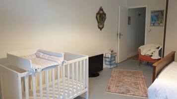 4 slaapkamers, een strijkplank/strijkijzer, gratis wifi, beddengoed