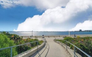 Playa en los alrededores, camastros y toallas de playa