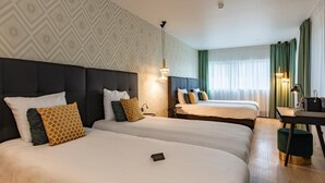 A hotel room with two beds, a desk, and a chair. - The James Hotel Rotterdam (Rotterdam)
