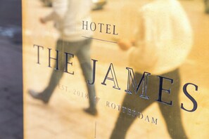 Un cartel con el texto 'HOTEL THE JAMES EST. 2018 ROTERDAM'.