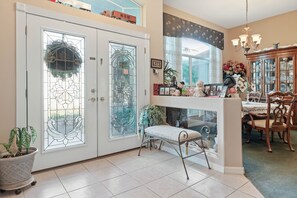 Lobby - Beautiful spacious Palm Coast Home, gated, with pool, pool heater and hot tub. (Palm Coast)
