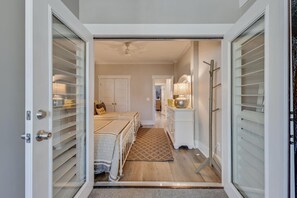 5 habitaciones, tabla de planchar con plancha, wifi y ropa de cama 