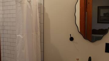 Ensemble douche/baignoire, sèche-cheveux, serviettes fournies