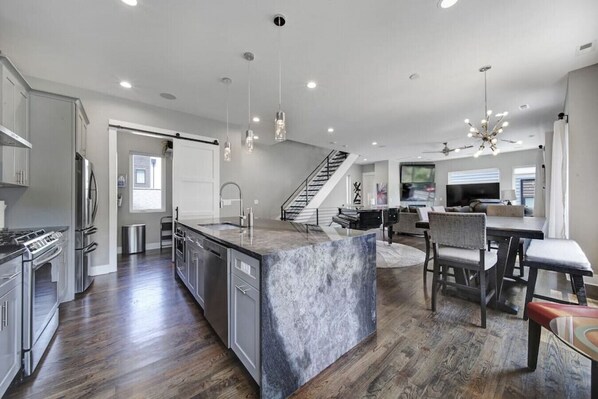 ثلاجة، ميكروويف، فرن، موقد طهي مسطح