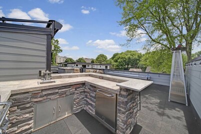 City Views, Rooftop Hot Tub, Golf Sim, Walk to Stadiums