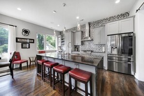 ثلاجة، ميكروويف، فرن، موقد طهي مسطح