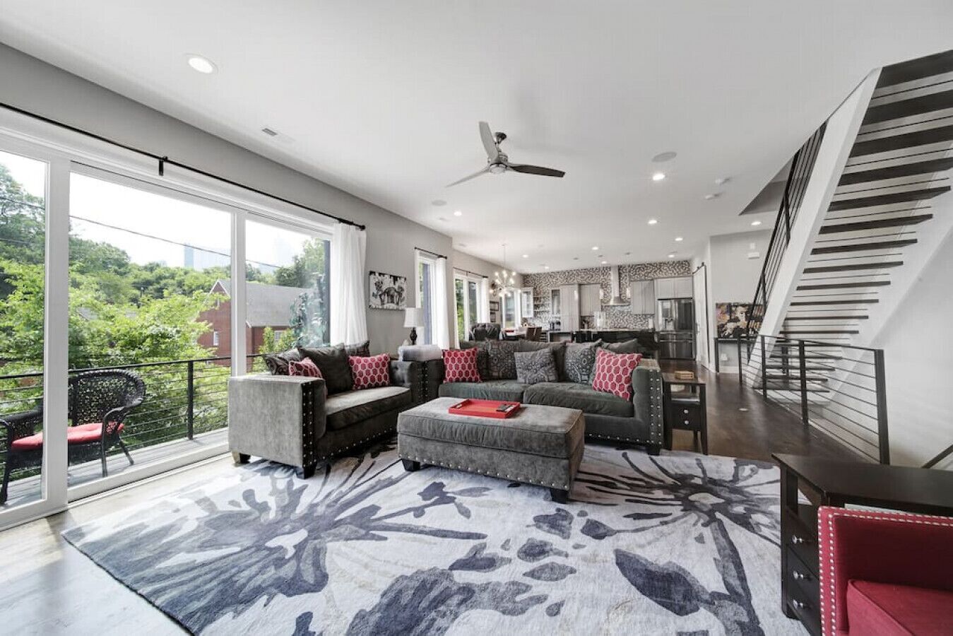 Télévision, cheminée, chaîne hi-fi