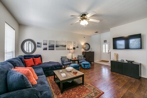 Smart TV, books - Veteran’s Family rental Gated Comty 30+ nights Stone Oak Hospitals Lackland ARMY (San Antonio)