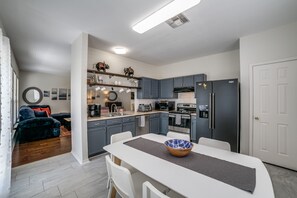 Fridge, microwave, oven, stovetop - Veteran’s Family rental Gated Comty 30+ nights Stone Oak Hospitals Lackland ARMY (San Antonio)