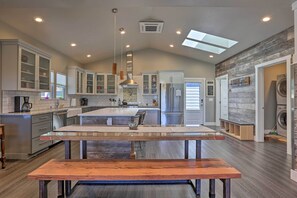 Fridge, microwave, stovetop, dishwasher