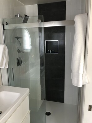 Badewanne, Haartrockner, Handtücher, Seife