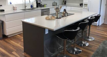 Falcon House - Pet friendly, next to city park and just 5 blocks from the beach.