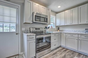 Fridge, microwave, stovetop, dishwasher
