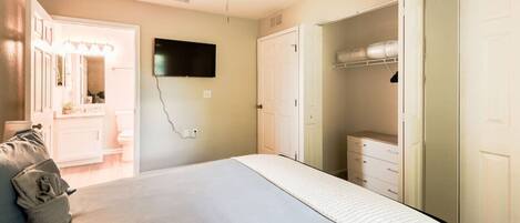3 quartos, ferros/tábuas de passar roupa, berço de viagem