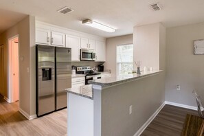 Refrigerador, microondas, horno, placa de cocina