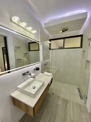 Shower, hair dryer, towels, soap - 5Miles from SJO Airport. 
Room 1 / 2 Guests / Mountain View / Hotel Honey Bee (Pilas, San Isidro de Alajuela)