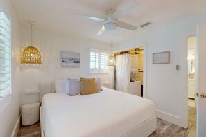 1 bedroom, iron/ironing board, internet, bed sheets - Second Floor Condo w/ High-Speed WiFi, Washer/Dryer, Central AC, & Full Kitchen (Santa Rosa Beach)