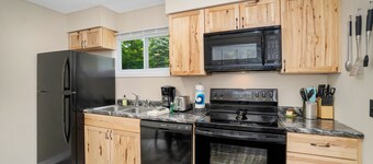 Private dog-friendly hideaway w/  firepit - close to Crystal Mountain