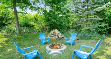 Private dog-friendly hideaway w/ Free WiFi & firepit - close to Crystal Mountain