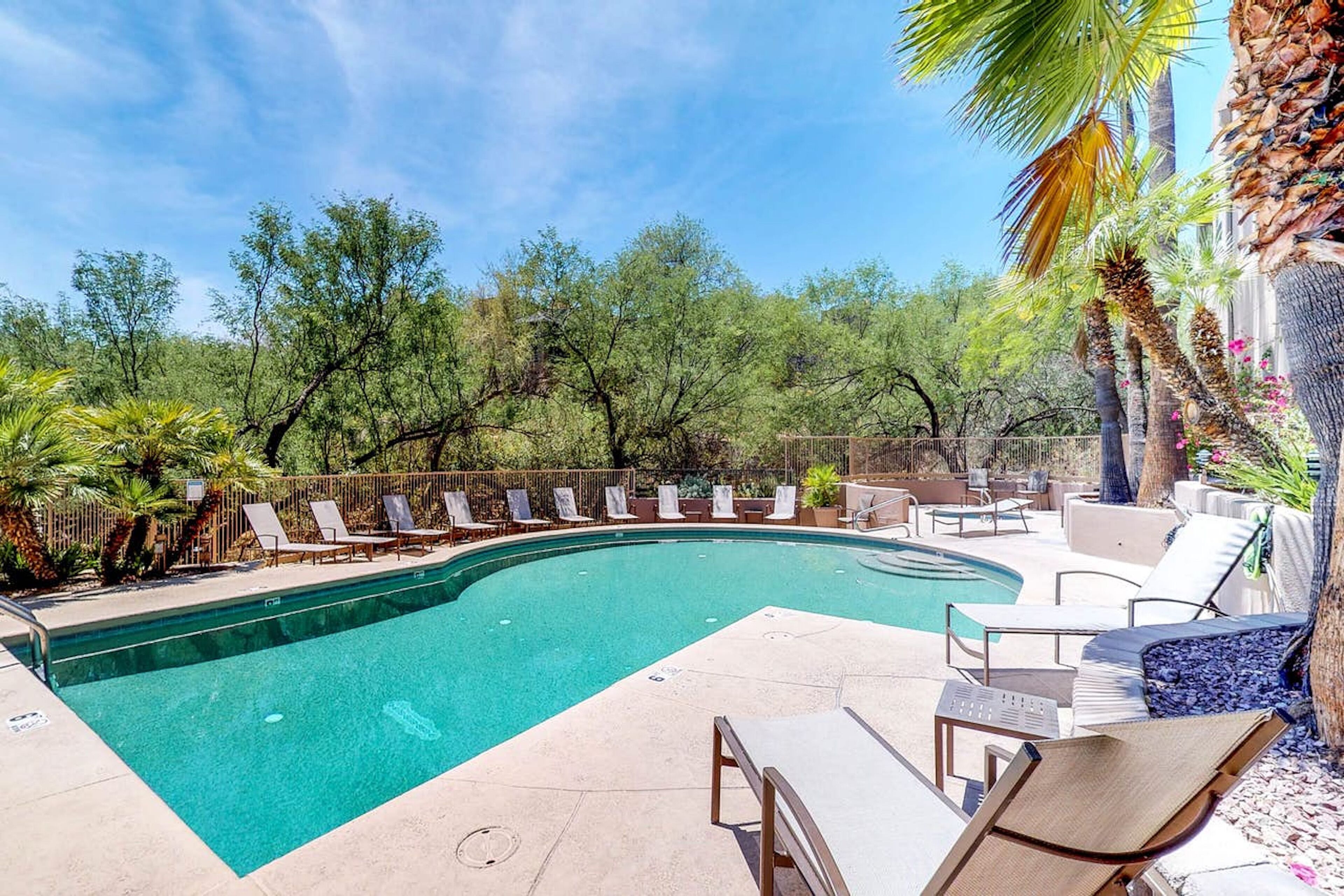 Dog-friendly house close to recreation center with shared pool & hot tub, AC