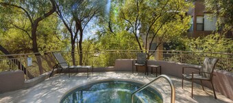 Dog-friendly house close to recreation center with shared pool & hot tub, AC