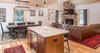 Mountain Chalet with hot tub and game room