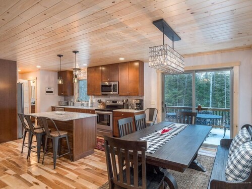 Mountain Chalet with hot tub and game room