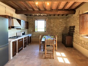 Microwave, dining tables - Nice apartment for 4 people with pool, WIFI, A/C, patio, pets allowed and panoramic view (Montecatini)