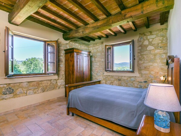 2 bedrooms, travel crib, free WiFi