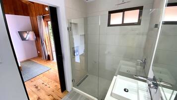 Douche, sĂšche-cheveux, serviettes fournies, savon