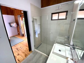 Douche, sèche-cheveux, serviettes fournies, savon