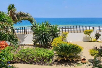 Beso del Sol - "Olas" 1-Bedroom Beachfront Apartment