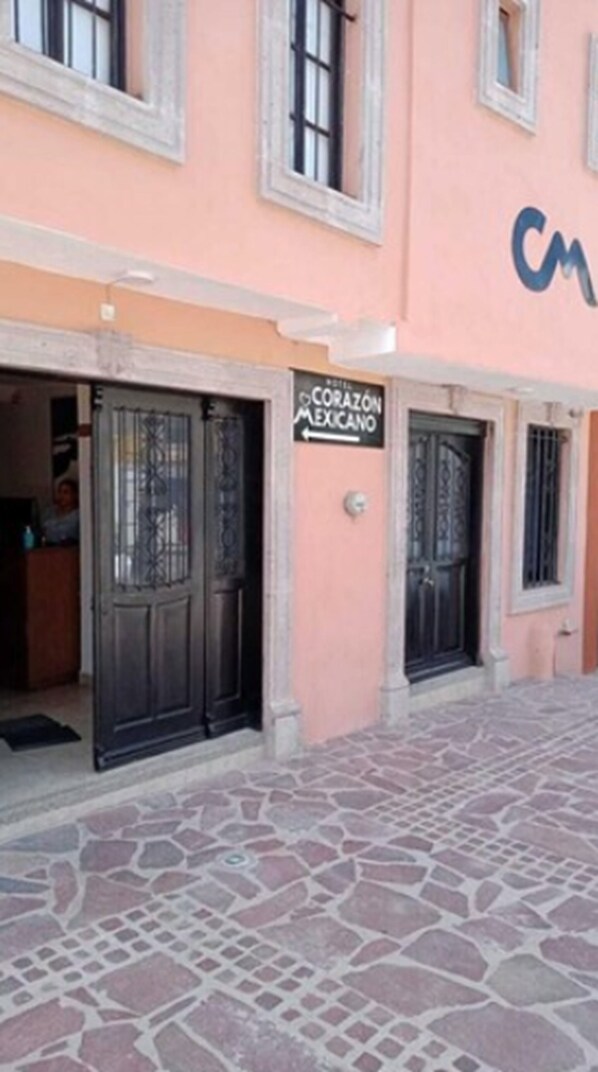 A building with a sign reading "Hotel Corazon Mexicano." - Hotel Casa Autora 40 (Guanajuato)