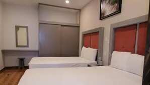 A hotel room with two beds, a small table, a mirror, and a painting on the wall. - Hotel Casa Autora 40 (Guanajuato)