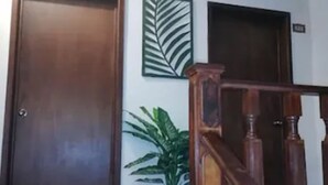 A wooden staircase with a handrail leading to a landing. - Hotel Casa Autora 40 (Guanajuato)