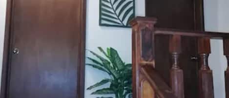 Una escalera de madera con barandilla que lleva a una plataforma.