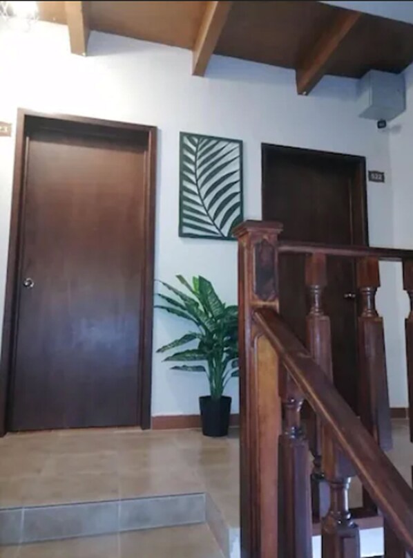Una escalera de madera con barandilla que lleva a una plataforma.