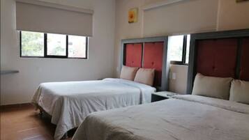 Quarto quádruplo standard | Escrivaninha, espaço de trabalho para notebook, cortinas blackout