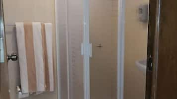 Kamar Quadruple Standar | Kamar mandi | Shower, pancuran hujan, handuk, dan sabun