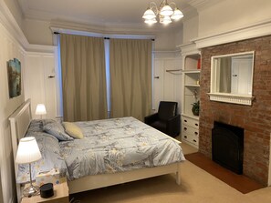 4 habitaciones, escritorio, tabla de planchar con plancha y wifi gratis 