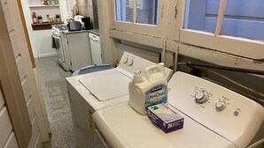 Un espace buanderie équipé d  ’un lave-linge et d’un sèche-linge à chargement frontal, d’une bouteille de lessive Kirkland UltraClean et d’une boîte de feuilles d’adoucissant parfumées à la lavande.