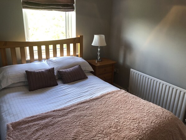 3 bedrooms, iron/ironing board, bed sheets