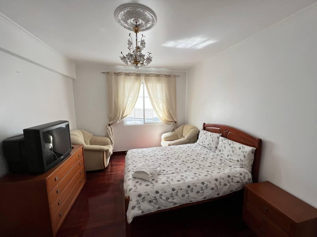 2 habitaciones, tabla de planchar con plancha, wifi y ropa de cama 