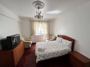 2 slaapkamers, een strijkplank/strijkijzer, wifi, beddengoed