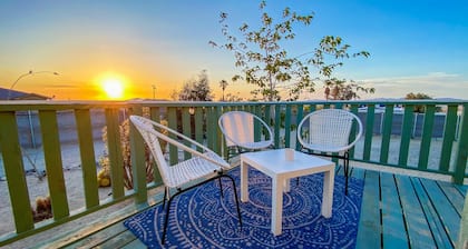 Funky movie House, stunning views! 4 min to Joshua Tree park, Fire Pit & Pool