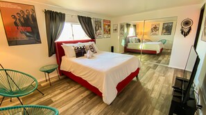 2 bedrooms, desk, WiFi